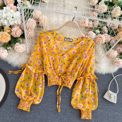 Κοντό γυναικείο κοντό πουκάμισο με λαιμόκοψη και λουλουδάτο μοτίβο