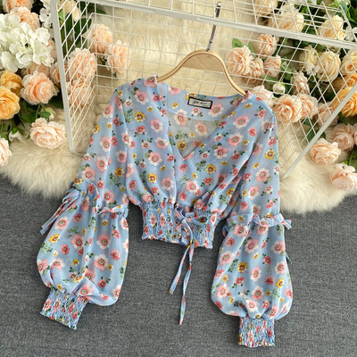 Κοντό γυναικείο κοντό πουκάμισο με λαιμόκοψη και λουλουδάτο μοτίβο