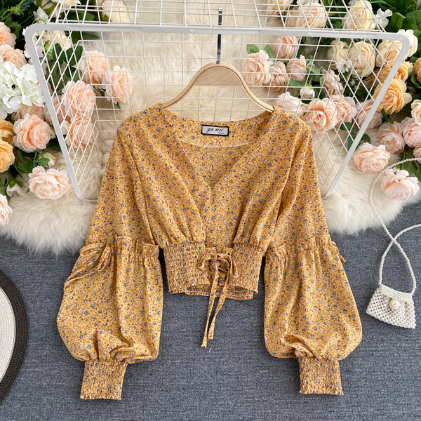 Κοντό γυναικείο κοντό πουκάμισο με λαιμόκοψη και λουλουδάτο μοτίβο