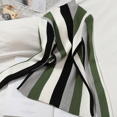 Πολύχρωμο γυναικείο πουλόβερ με χαμηλό κολάρο