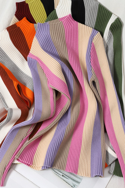 Πολύχρωμο γυναικείο πουλόβερ με χαμηλό κολάρο 