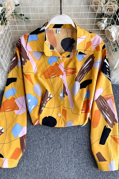 Cămașă de damă cu guler clasic, model de culoare și nasturi