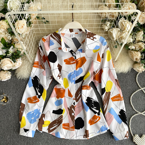 Cămașă de damă cu guler clasic, model de culoare și nasturi