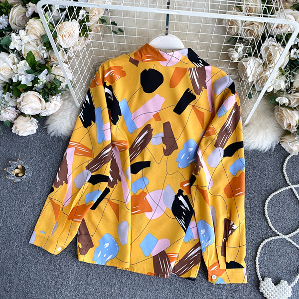 Cămașă de damă cu guler clasic, model de culoare și nasturi