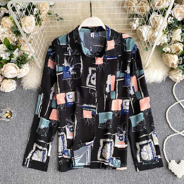 Cămașă de damă cu guler clasic, model de culoare și nasturi