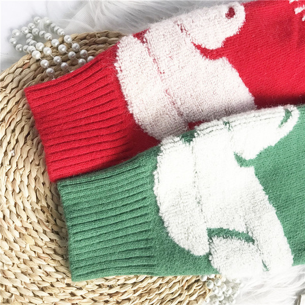 Модерна дамска жилетка - с копчета и шпиц деколте