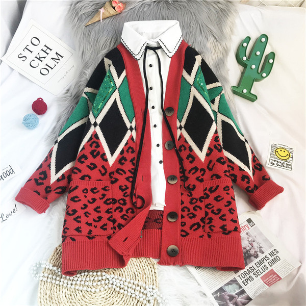 Naiste mustri ja spitsikaelusega kootud vest