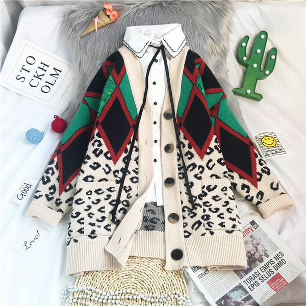 Naiste mustri ja spitsikaelusega kootud vest