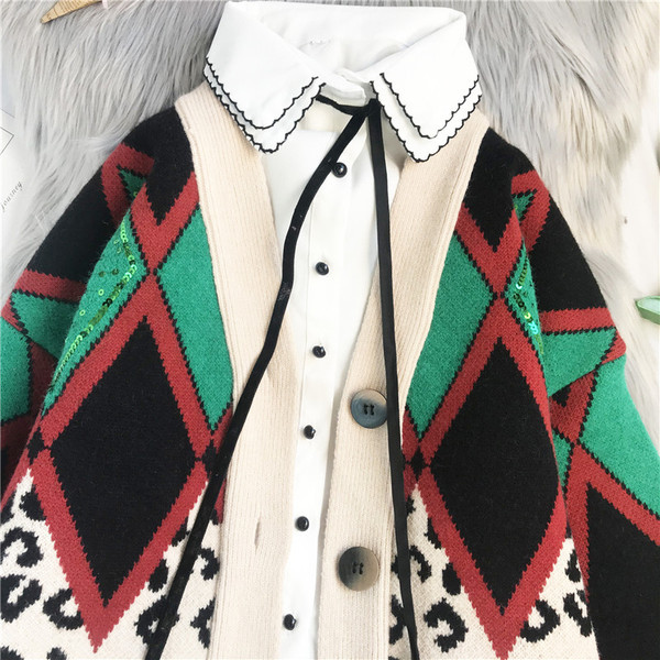 Naiste mustri ja spitsikaelusega kootud vest