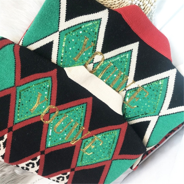 Naiste mustri ja spitsikaelusega kootud vest