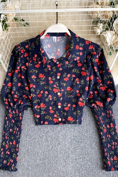 Naiste lillelise mustriga ja klassikalise kraega lühike särk