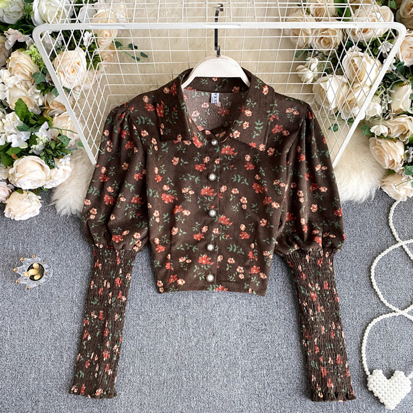 Naiste lillelise mustriga ja klassikalise kraega lühike särk