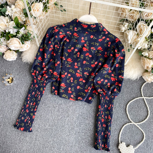 Naiste lillelise mustriga ja klassikalise kraega lühike särk