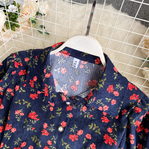 Naiste lillelise mustriga ja klassikalise kraega lühike särk