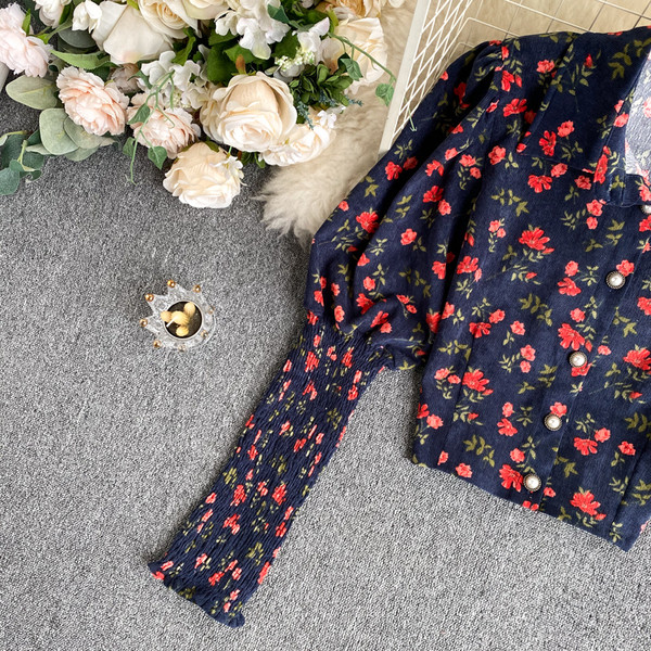 Naiste lillelise mustriga ja klassikalise kraega lühike särk