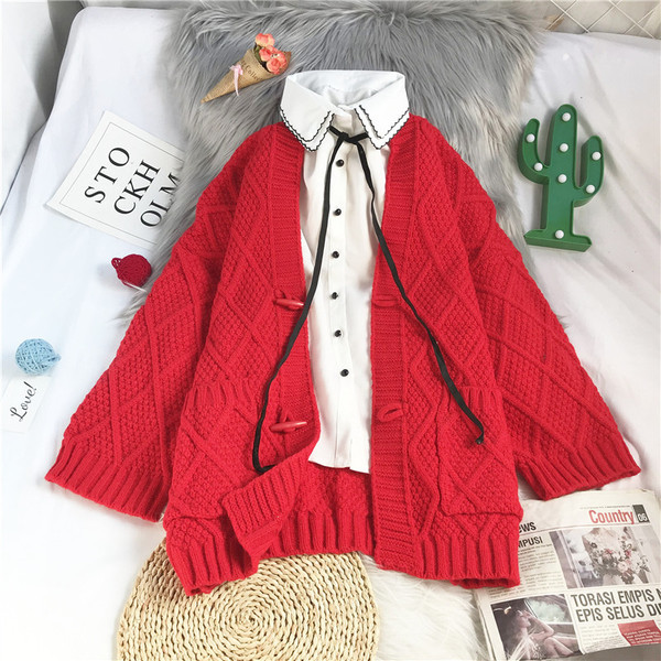 Moderan ženski prsluk s dugim rukavima i džepovima