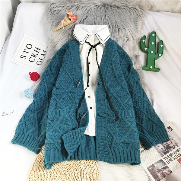 Moderan ženski prsluk s dugim rukavima i džepovima