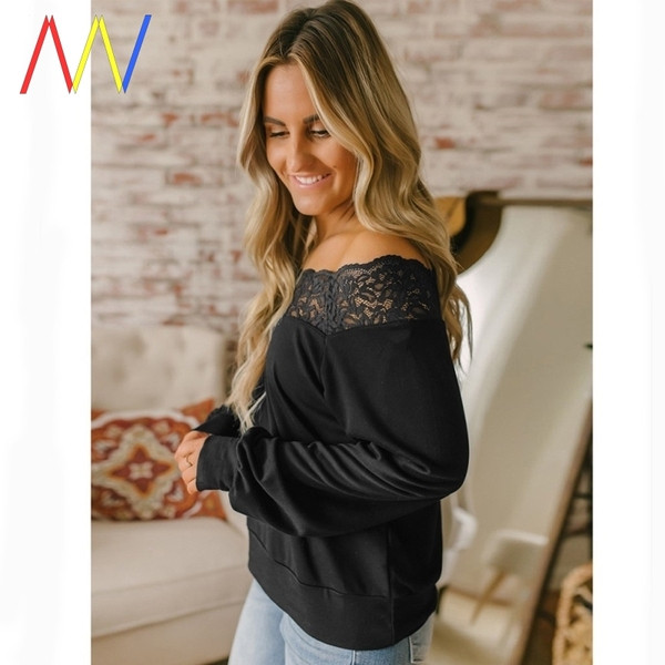 Pitsiga ja paljaste õlgadega naiste pluus