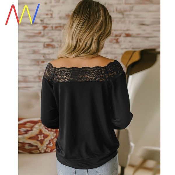 Pitsiga ja paljaste õlgadega naiste pluus