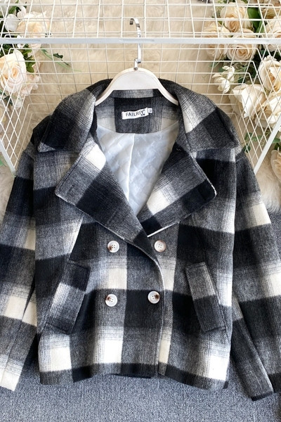 Taskute ja kaherealise kinnitusega ruuduline naistemantel