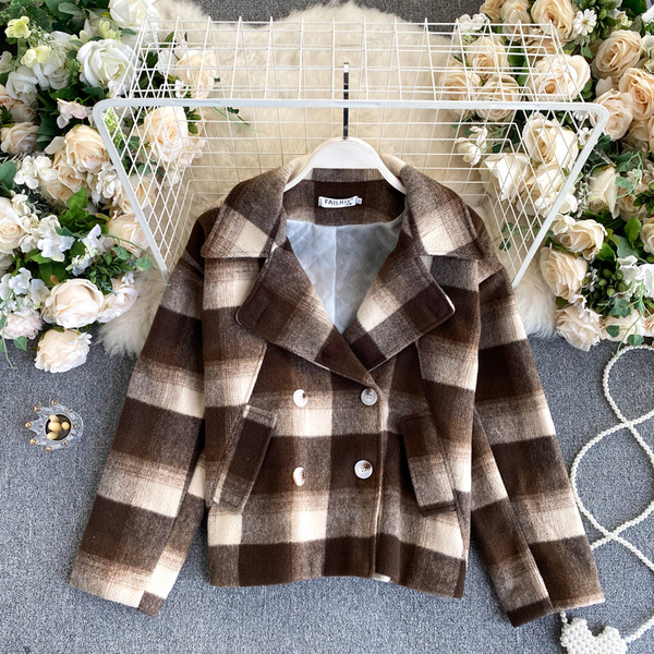 Taskute ja kaherealise kinnitusega ruuduline naistemantel