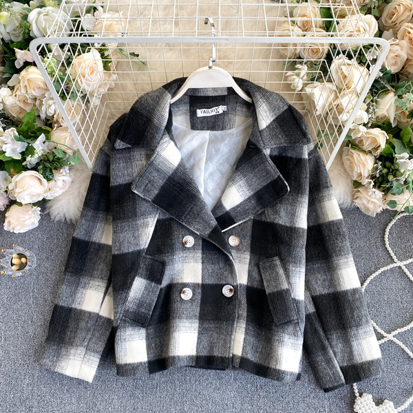 Taskute ja kaherealise kinnitusega ruuduline naistemantel