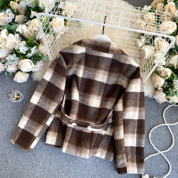 Taskute ja kaherealise kinnitusega ruuduline naistemantel