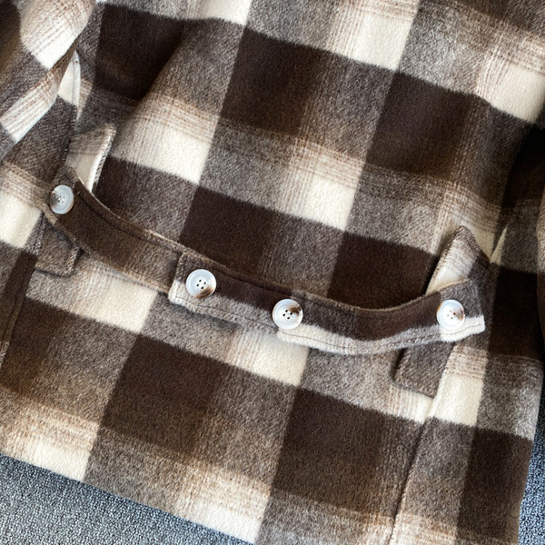 Taskute ja kaherealise kinnitusega ruuduline naistemantel