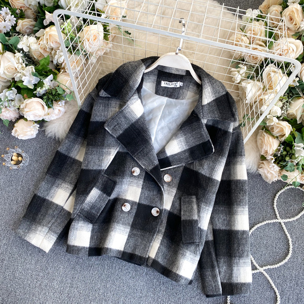 Taskute ja kaherealise kinnitusega ruuduline naistemantel