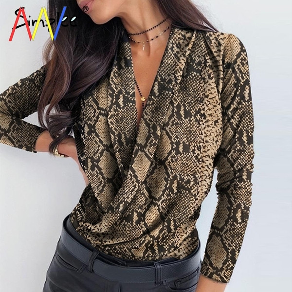 Moodne naiste pikkade varrukate ja sügava kaelusega pluus