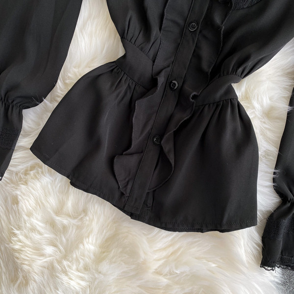 Дамска ежедневна риза с копчета и лотос ръкав в черен цвят 