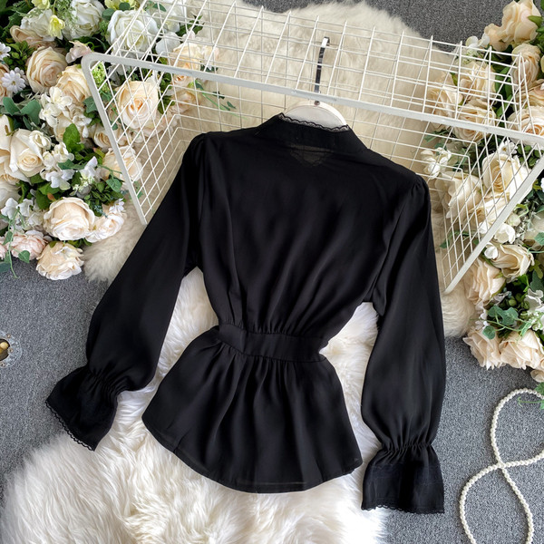 Дамска ежедневна риза с копчета и лотос ръкав в черен цвят 