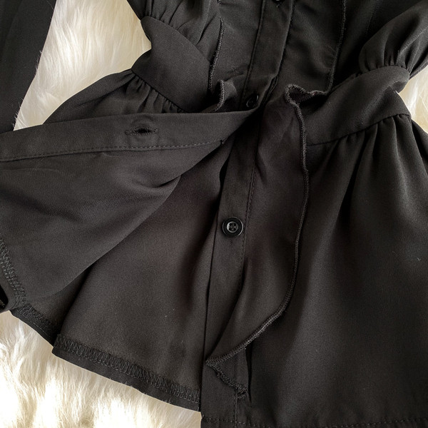 Дамска ежедневна риза с копчета и лотос ръкав в черен цвят 