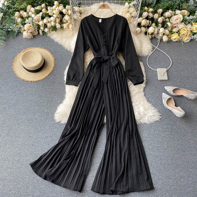 Γυναικείες μακρές φόρμες με πλισέ παντελόνι και ντεκολτέ