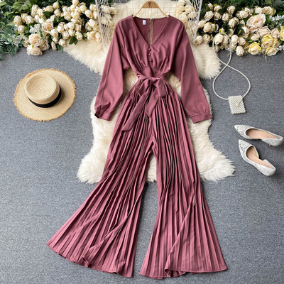 Γυναικείες μακρές φόρμες με πλισέ παντελόνι και ντεκολτέ