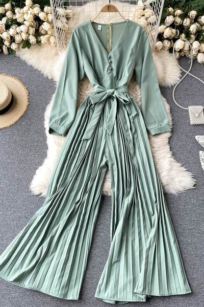 Γυναικείες μακρές φόρμες με πλισέ παντελόνι και ντεκολτέ