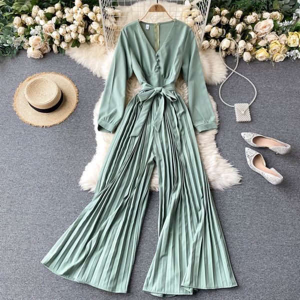 Γυναικείες μακρές φόρμες με πλισέ παντελόνι και ντεκολτέ