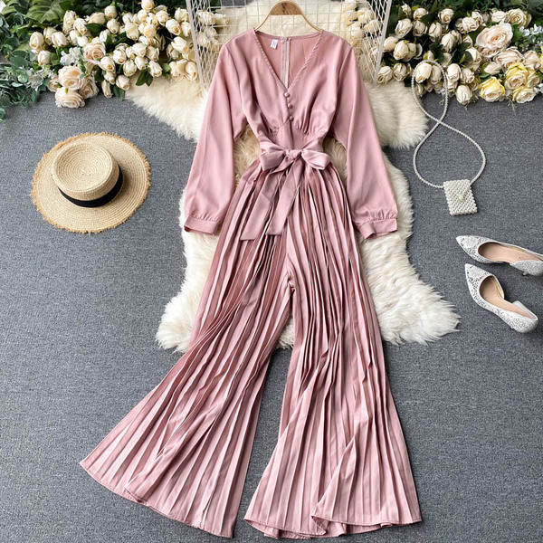 Γυναικείες μακρές φόρμες με πλισέ παντελόνι και ντεκολτέ