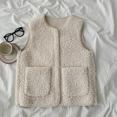 Ежедневен дамски пухен елек с обло деколте