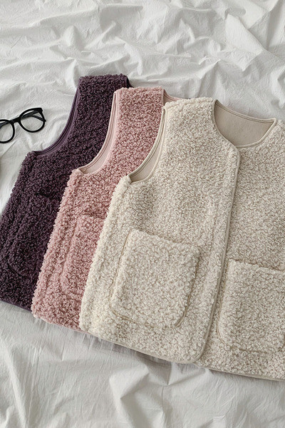 Ежедневен дамски пухен елек с обло деколте