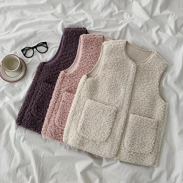 Ежедневен дамски пухен елек с обло деколте