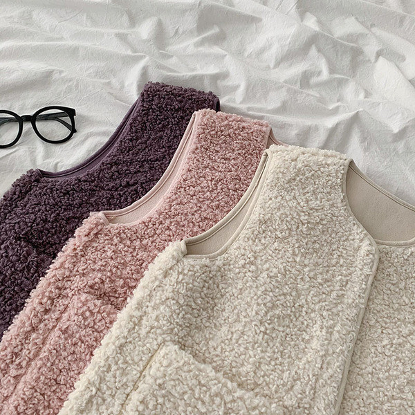 Ежедневен дамски пухен елек с обло деколте