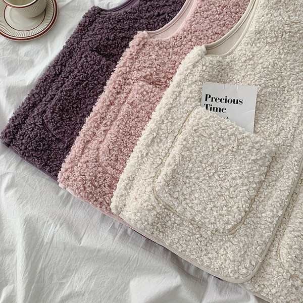 Ежедневен дамски пухен елек с обло деколте