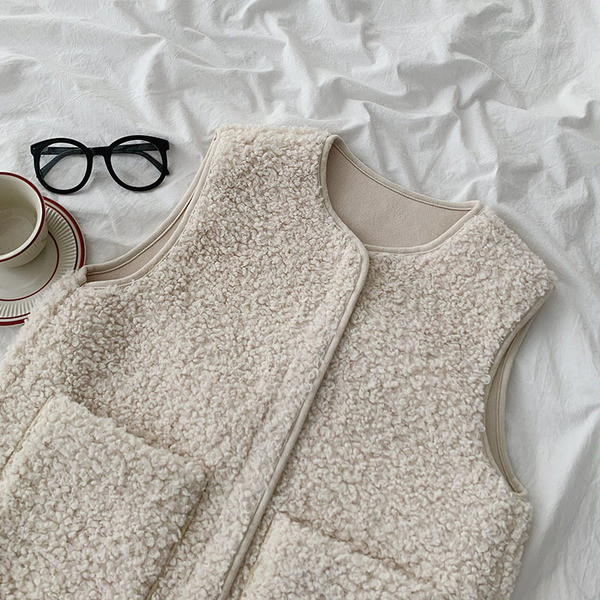 Ежедневен дамски пухен елек с обло деколте