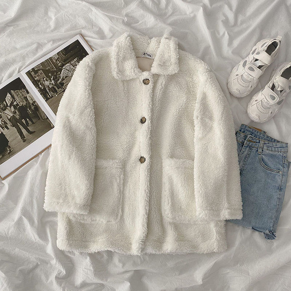 Μοντέρνο γυναικείο παλτό με τσέπες και κουμπιά