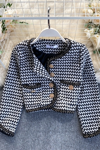 Κοντό γυναικείο παλτό με τσέπες και χρυσά κουμπιά