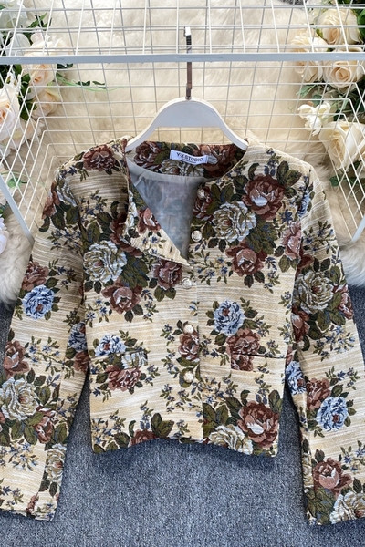 Цветно дамско късо сако с бродерия и копчета