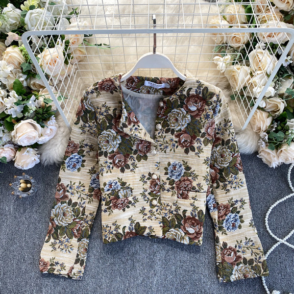 Цветно дамско късо сако с бродерия и копчета