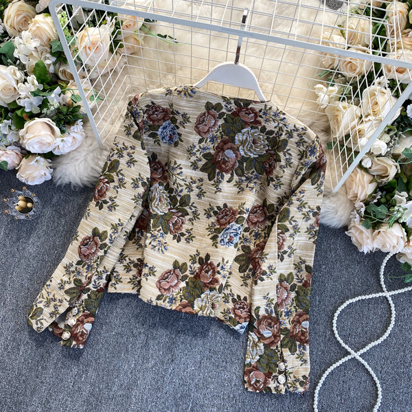 Цветно дамско късо сако с бродерия и копчета