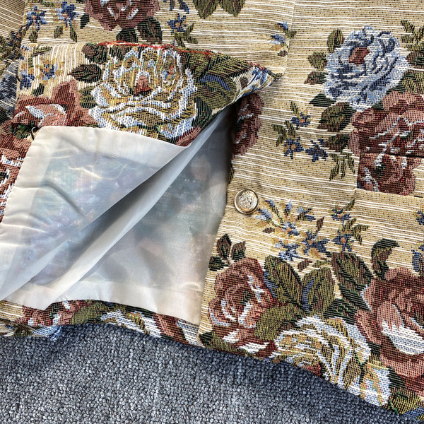 Цветно дамско късо сако с бродерия и копчета